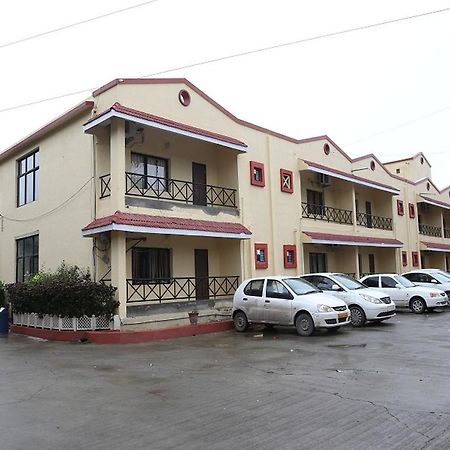 Leo Resorts Junagadh Esterno foto