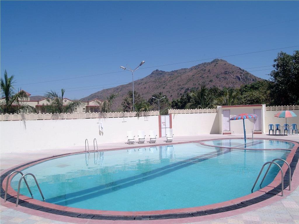 Leo Resorts Junagadh Esterno foto