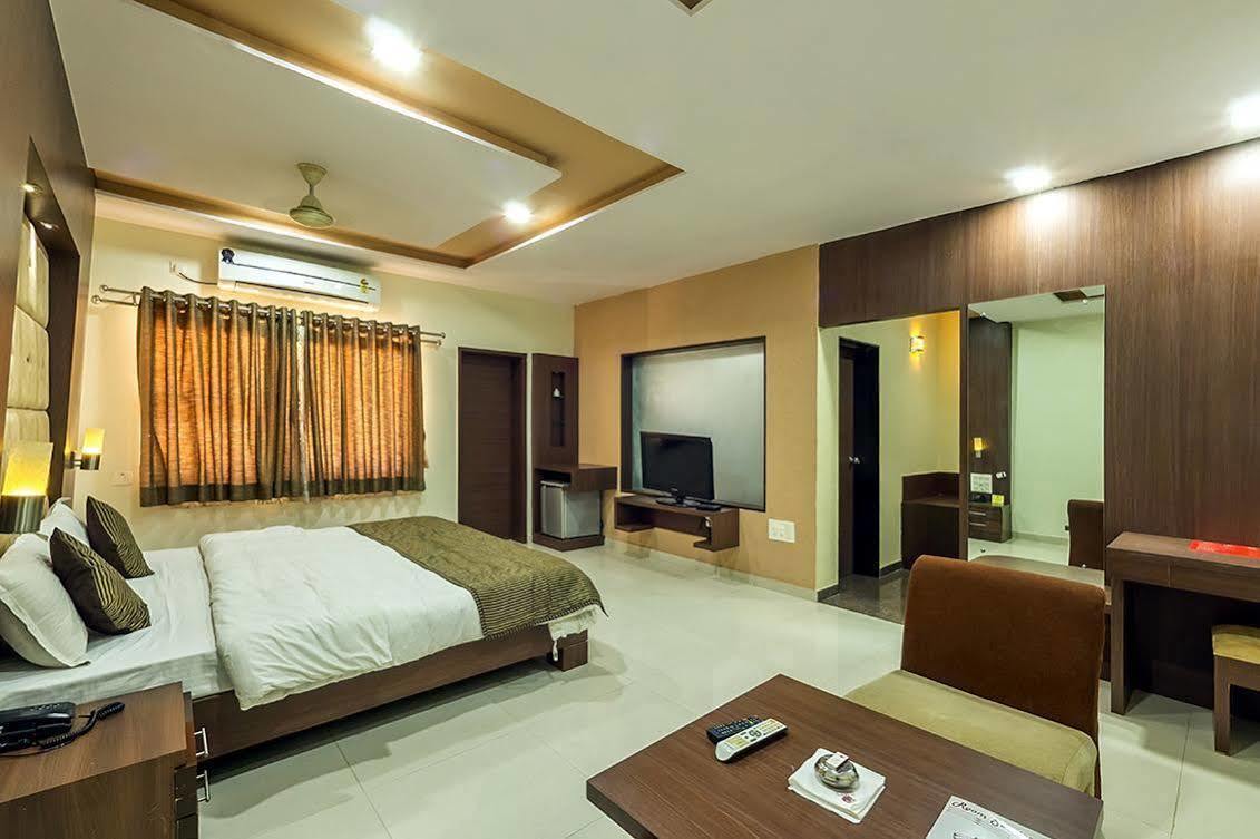 Leo Resorts Junagadh Esterno foto